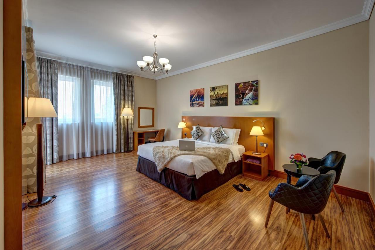 J5 Homes Barsha Gardens विला *